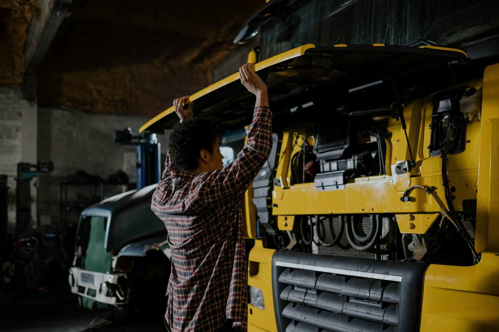 Rugged Laptops for Truck Mechanics: A Complete Guide - Rugged Books Inc.